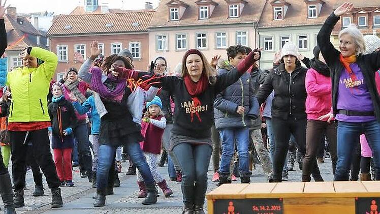 Frauen, Mädchen und auch so mancher Mann tanzten auf dem Maxplatz. Fotos: Barbara Herbst