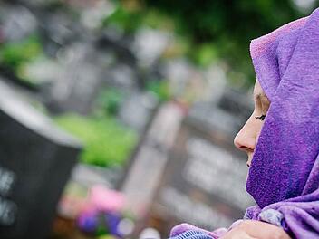 Vielleicht wird man auf dem Kronacher Friedhof künftig mehr Musliminnen sehen, wie es unser Symbolbild nachstellt.  Foto: Hendrik Steffens