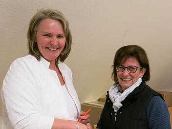 Die Bürgermeisterin Karthrin Heimann (links) begrüßt die neue Gemeinderätin Sybille Nägel.  Foto: Dagmar Niemann