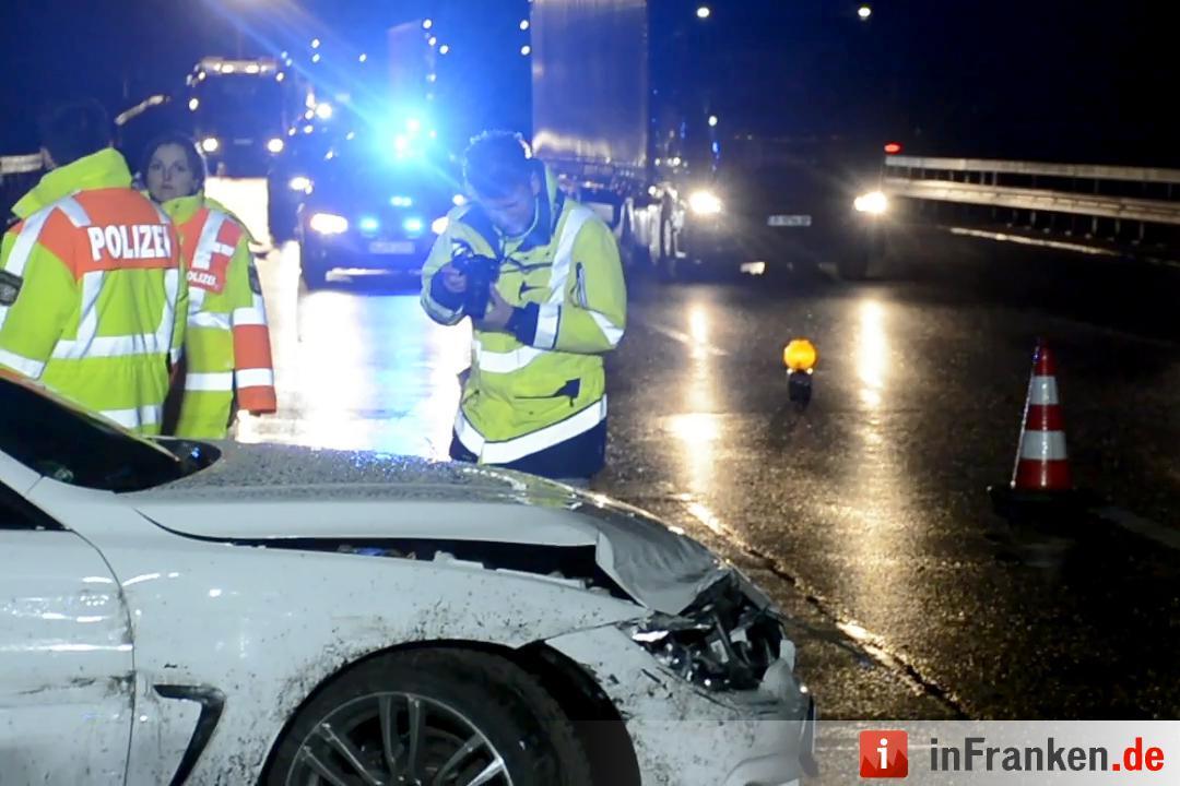 Unangepasste Geschwindigkeit bei Graupelschauer: Vier Personen verletzt, eine davon lebensgefährlich - Drei Fahrzeuge an schwerem Glätteunfall beteiligt - 47-Jähriger verliert Kontrolle über BMW, prallt mehrfach in Leitplanke und touchiert anderes Fahrzeug - Weiterer Autofahrer fuhr offenbar auf und flüchtete