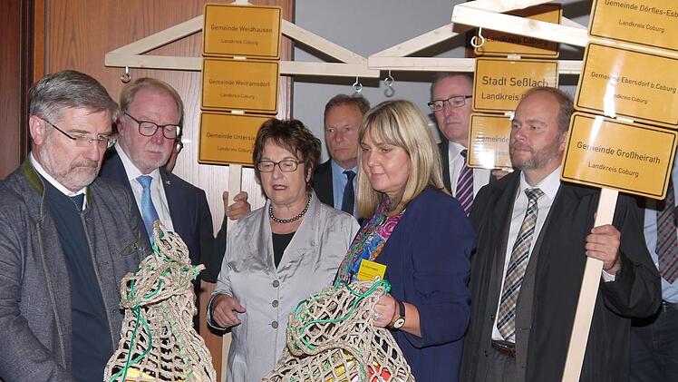 Die Coburger Delegation um Landrat Michael Busch (links) und Coburgs stellvertretende Bürgermeisterin, Birgit Weber (rechts), im Gespräch mit Bundeswirtschaftsministerin Brigitte Zypries.Berthold Köhler