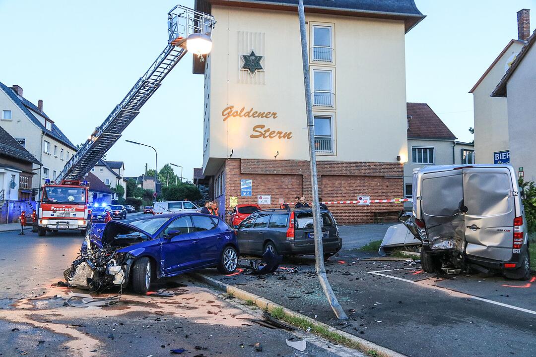 Nach Flucht vor der Polizei: Autofahrer erfasst Fußgänger im Kreis Coburg - drei Menschen teils schwerst verletzt