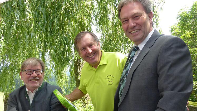 Der Kronacher Landrat Klaus L&ouml;ffler freut sich zusammen mit Alfred Hofmann und Guido Winter &uuml;ber den gelungenen Aktionstag "Sch&auml;tze des Frankenwaldes - von Hof zu Hof"