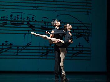 Eine Choreografie von Uwe Scholz zum langsamen Satz von Mozarts "Jeunehomme"-Konzert präsentiert das Ballett im Revier Gelsenkirchen bei der Coburger Ballettgala am 7. Juli.Foto: Ballett im Revier Gelsenkirchen