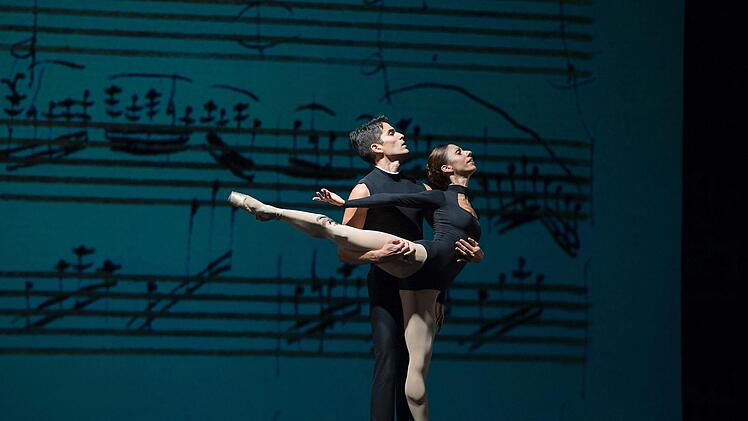 Eine Choreografie von Uwe Scholz zum langsamen Satz von Mozarts "Jeunehomme"-Konzert präsentiert das Ballett im Revier Gelsenkirchen bei der Coburger Ballettgala am 7. Juli.Foto: Ballett im Revier Gelsenkirchen