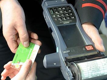 Wer mit Bus und Bahn in der Region Main-Rhön unterwegs ist, muss bislang viele Einzel-Fahrkarten kaufen. Ab 1. August 2022 soll es einen neuen Nahverkehrsverbund geben, durch den die Fahrgäste mit einer Karten von Fladungen bis Würzburg fahren können. Symbolbild: Franz-Peter Tschauner/dpa