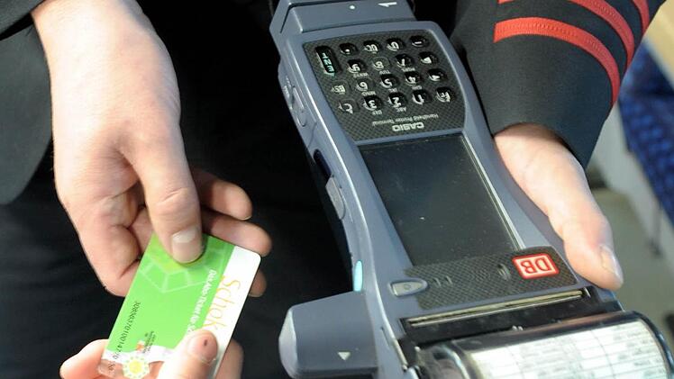 Wer mit Bus und Bahn in der Region Main-Rhön unterwegs ist, muss bislang viele Einzel-Fahrkarten kaufen. Ab 1. August 2022 soll es einen neuen Nahverkehrsverbund geben, durch den die Fahrgäste mit einer Karten von Fladungen bis Würzburg fahren können. Symbolbild: Franz-Peter Tschauner/dpa