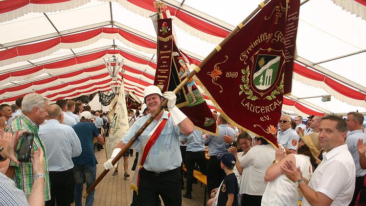 Mit dem Fahneneinzug ins bis auf den letzten Platz gefüllte Festzelt endete der Umzug anlässlich der 50-Jahr-Feier der Gemeinde und der Feuerwehr Lautertal. Für Norbert Seitz, den Fahnenträger der Lautertaler Wehr, ging ein schweißtreibender Arbeitstag zu Ende.Martin Rebhan