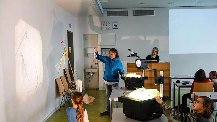 Schatten haben schon immer Künstlerinnen und Künstler inspiriert. Am Samstag auch die jungen Studierenden an der Bamberger Kinder-Uni.  Foto: Matthias Hoch