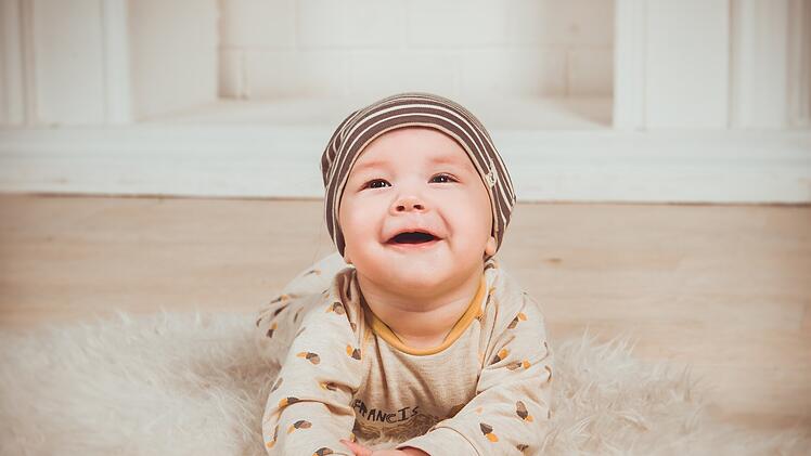 Da haben sowohl Eltern als auch Babies gut lachen: Die meisten der Feuchttücher im Öko-Test sind "sehr gut". Foto: Victoria_Borodinova/pixabay.com.