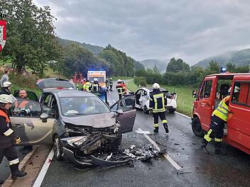 Happurg: Unfall nach "schwerem Zusammensto&szlig;" - Feuerwehren befreien Verletzte aus Auto