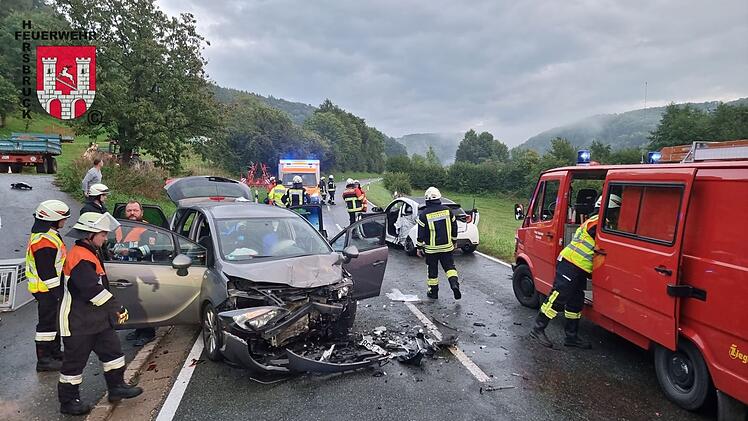 Happurg: Unfall nach "schwerem Zusammensto&szlig;" - Feuerwehren befreien Verletzte aus Auto
