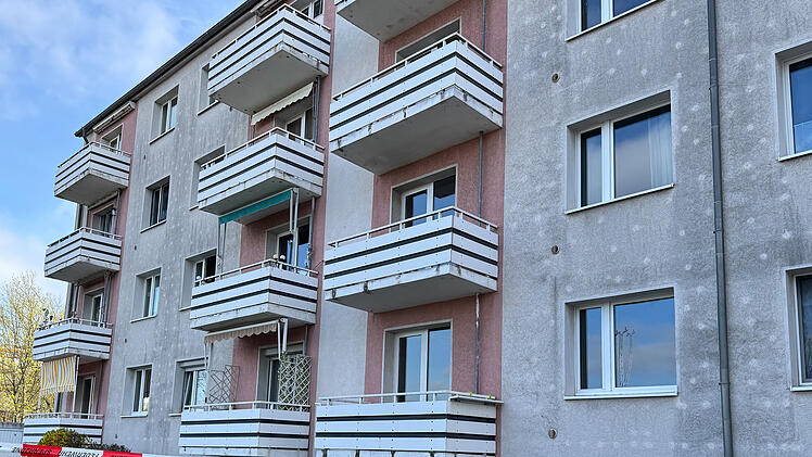 Frau mit Kind von Balkon gestürzt