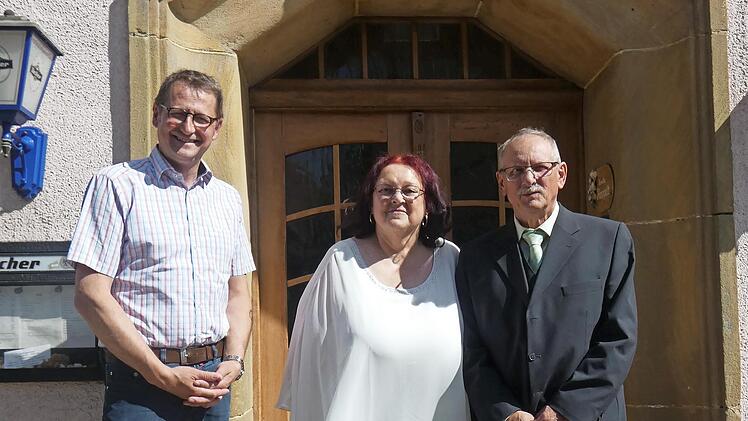 Helmuth und Franziska Frisch feierten goldene Hochzeit, dazu gratulierte auch B&uuml;rgermeister Steffen Lipfert.