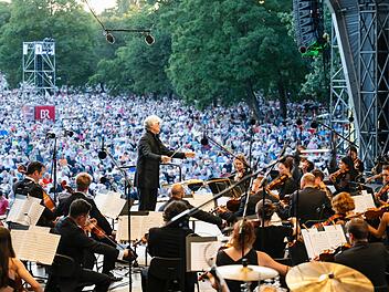 Rund 80.000 Musikbegeisterte lauschten beim zweiten Klassik Open Air im Luitpoldhain im vergangenen Jahr dem Programm der N&uuml;rnberger Symphoniker unter der Leitung von Jonathan Darlington.