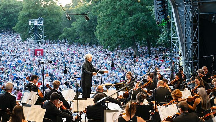 Rund 80.000 Musikbegeisterte lauschten beim zweiten Klassik Open Air im Luitpoldhain im vergangenen Jahr dem Programm der N&uuml;rnberger Symphoniker unter der Leitung von Jonathan Darlington.