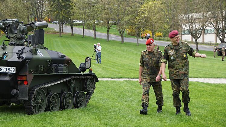 Brigadegeneral Hans Günter Engel (rechts) grüßt seine Truppe.