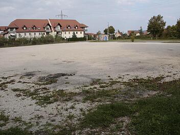 Diesen Parkplatz am Gelände des Baiersdorfer SV hatte die Stadt auf Nachfrage des Landkreises als Unterbringungsmöglichkeit für Asylbewerber angeboten. Zahlreiche Anwohner des angrenzenden Wohngebiets gehen schon auf die Barrikaden, obwohl noch nichts entschieden ist. Foto: Josef Hofbauer