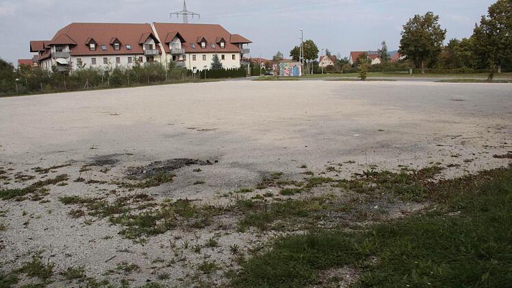 Diesen Parkplatz am Gelände des Baiersdorfer SV hatte die Stadt auf Nachfrage des Landkreises als Unterbringungsmöglichkeit für Asylbewerber angeboten. Zahlreiche Anwohner des angrenzenden Wohngebiets gehen schon auf die Barrikaden, obwohl noch nichts entschieden ist. Foto: Josef Hofbauer