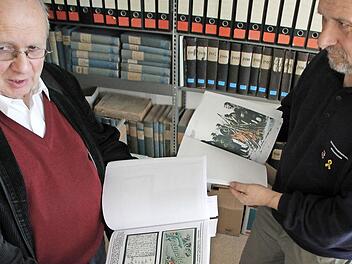 Erich Fries (rechts) übergibt an Klaus-Dieter Guhling zwei Bände seiner geschichtlichen Dokumentationen. Foto: Heike Beudert