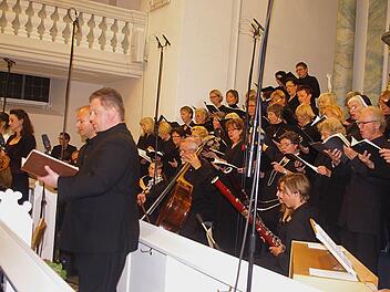 Der Chor wie auch die Solisten - Sopran Christine Wolff, Mezzosopran Stefanie Schmitt, Tenor Johannes Puchleitner und Bass Daniel Blumenschein (von links) - zeigten eine großartige Leistung. Foto: Heike Schülein