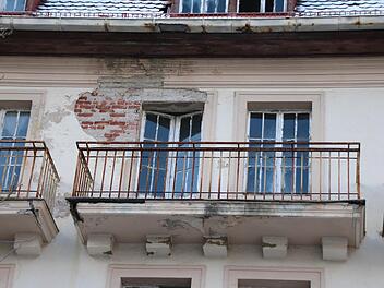 Blick auf einen Balkon des "Apolant" einem Sorgenkind der Stadt. Foto: Ralf Ruppert