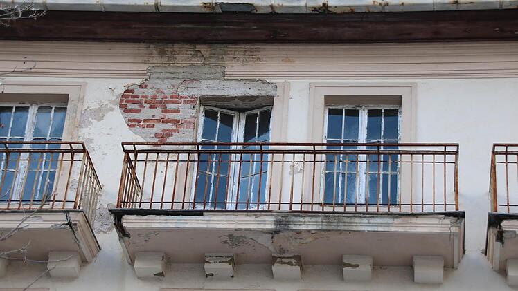 Blick auf einen Balkon des "Apolant" einem Sorgenkind der Stadt. Foto: Ralf Ruppert