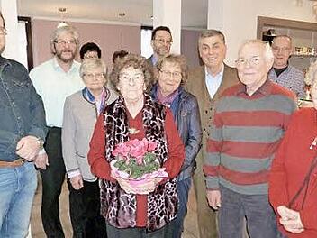 Unser Bild zeigt die Jubilarin (mit Blumen) mit ihren Söhnen Klaus und Armin, ihrem Bruder Walter Angermann und weiteren Geburtstagsgästen. Foto: Werner Reißaus