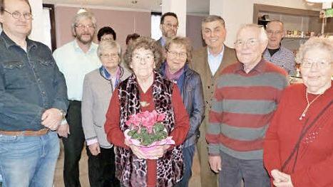 Unser Bild zeigt die Jubilarin (mit Blumen) mit ihren Söhnen Klaus und Armin, ihrem Bruder Walter Angermann und weiteren Geburtstagsgästen. Foto: Werner Reißaus