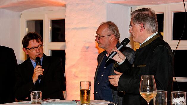 BR-Redaktionsleiter Alexander Müller (links) fragte die Politiker nach ihren Steuer- und Rentenplänen. Thomas Müller (ÖDP/rechts) will eine Grundrente aus Steuern finanzieren. Oswald Greim (Die Linke) forderte eine  sanktionsfreie Grundsicherung. Matthias Hoch