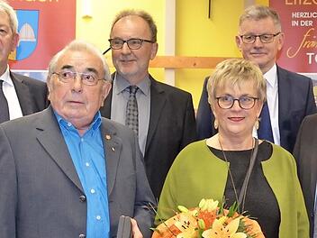 Gruppenbild mit den zwei neuen Bürgermedaillen-Trägern: vorn v.l. Georg Hess, Petra Barthelmes und Günther Barthelmes sowie hinten Landrat Kalb, Zweiter Bürgermeister Wölfel und Bürgermeister Möhrlein