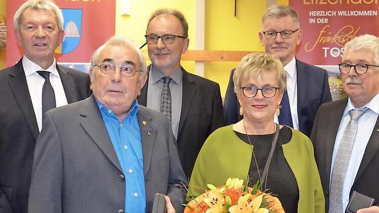 Gruppenbild mit den zwei neuen Bürgermedaillen-Trägern: vorn v.l. Georg Hess, Petra Barthelmes und Günther Barthelmes sowie hinten Landrat Kalb, Zweiter Bürgermeister Wölfel und Bürgermeister Möhrlein