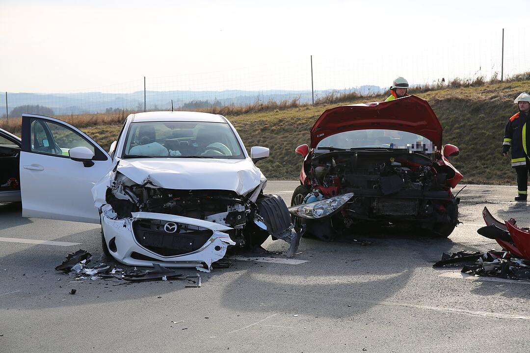 Hof:Unfall auf der A72 mit mehreren Fahrzeugen und Verletzten
