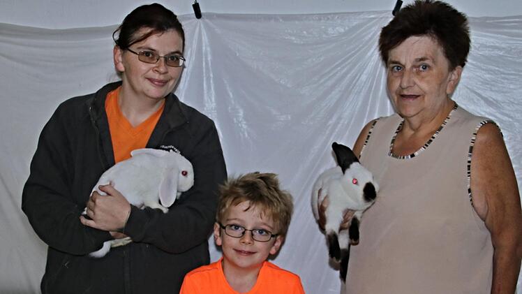 Drei Generationen Kleintierzüchter. Max Karl Reiser (Mitte) mit seiner Mutter Astrid (links) und Oma Ellen Dwinger (rechts). Foto: Helmut Will