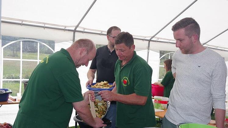 Das  10. Apfelfest in Effelter lockte am Wochenende mit einem abwechslungsreichen Programm. H&ouml;hepunkt des Festes war die Kr&ouml;nung der neuen Apfelk&ouml;nigin.  Foto: Heike Sch&uuml;lein