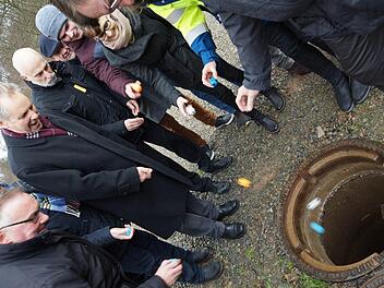 Die Projektbeteiligten schicken Tischtennisbälle auf die Reise in die Kläranlage nach Hammelburg. Foto: Arkadius Guzy