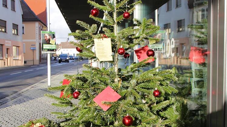 Auch die Tage dieses Christbaums am Vogelseck sind gezählt.  Foto: Andreas Dorsch