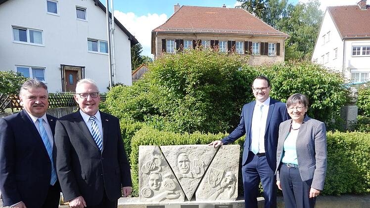 Der neue Träger der FEK-Europamedaille Thomas       Zwiefelhofer (Zweiter von rechts) nach der Enthüllung seines Konterfeis mit       (von       links) Landrat Klaus Peter Söllner, Bürgermeister Harald Hübner       und Regierungspräsidentin Heidi Piwernetz.    Foto: Horst Wunner