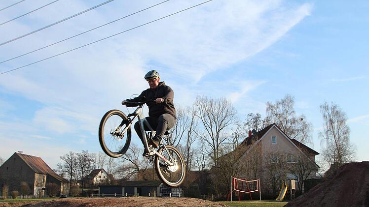 Noch zeigen die Biker am Gänsanger in Wachenroth ihre Kunststückchen.  Foto: Andreas Dorsch