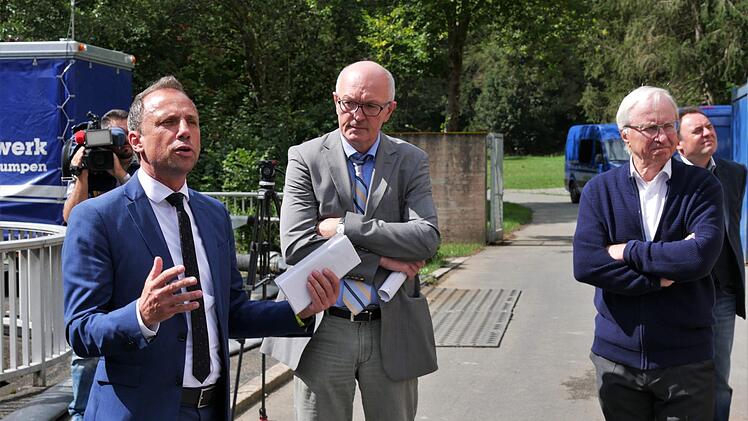 Staatsminister Thorsten Glauber (von links) lobt die Arbeit vom Wasserwirtschaftsamt (Hans Hemmerlein) und der FWO (Heinz Köhler). Foto: Sandra Hackenberg