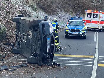 Auf der Fahrerseite blieb das verunglückte Auto liegen. Michael Will/BRK