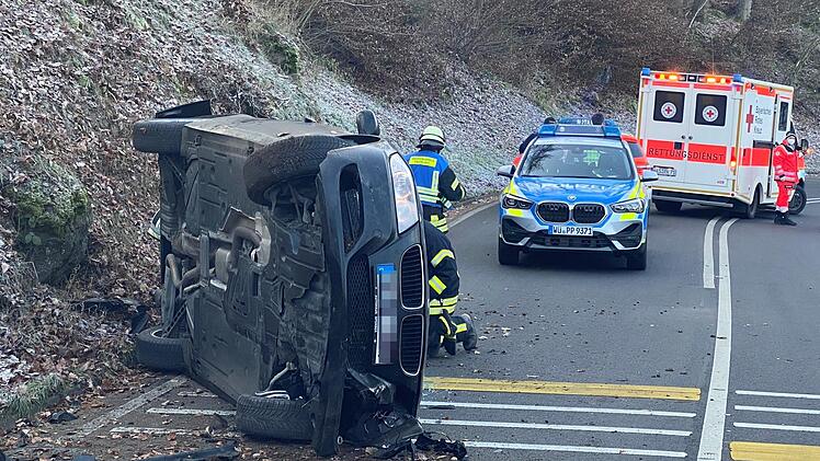 Auf der Fahrerseite blieb das verunglückte Auto liegen. Michael Will/BRK