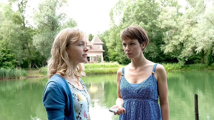 Yvonne (Johanna Klante) übergibt Lea Jung (Julia Koschitz) ein Diktiergerät, auf dem angeblich das Geständnis ihres freigesprochenen Mandanten aufgezeichnet ist. Jetzt soll Lea ihr endlich glauben und sich für sie einsetzen.