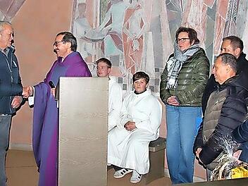 Pfarrer Walter Ries bedankte sich mit einem H&auml;ndedruck bei Heinrich Leicht. Weiter auf dem Bild die Mitglieder der Kirchenverwaltung und Ministranten. Aus den H&auml;nden der Kirchenverwaltung erhielt Heinrich Leicht eine Urkunde und einen Geschenkkorb.