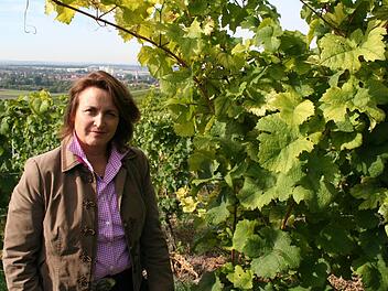 Andrea Wirsching in den Weinbergen, in denen die Diebe zuschlugen.