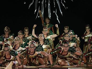 Den Kriegstanz der Amazonen inszenierte die Maxi-Garde - Höhepunkt der Tanzshow. Foto: Matthias Beetz