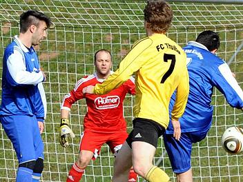 Das Tor zum 4:0 gelingt in dieser Szene Ervin Gergely, der nach seinen drei Samstags-Treffern gegen den TSV Nordheim auch beim FC Thulba dreimal einnetzte. Mit auf dem Bild zu sehen sind Maximilian Pfülb (links) sowie Thulbas Keeper Daniel Neder und Christian Happ. Foto: Hopf