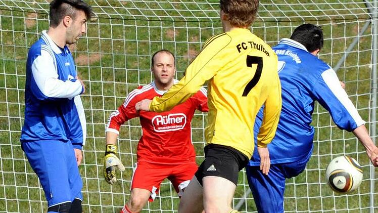 Das Tor zum 4:0 gelingt in dieser Szene Ervin Gergely, der nach seinen drei Samstags-Treffern gegen den TSV Nordheim auch beim FC Thulba dreimal einnetzte. Mit auf dem Bild zu sehen sind Maximilian Pfülb (links) sowie Thulbas Keeper Daniel Neder und Christian Happ. Foto: Hopf