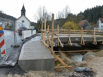 Stößt nicht überall auf Begeisterung: die neue Wiesentbrücke in Treunitz während der Bauphase. Foto: Ronald Rinklef/Archiv