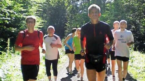 Die engsten Lauffreunde begleiteten den 56-jährigen Hubert Karl bei seinem 150 000sten gelaufenen Kilometer. Foto: privat